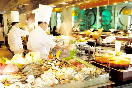 Đầu bếp nấu ăn tại nhà hàng ChitChat.