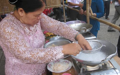 Công đoạn rây bột - Ảnh: Hoài Vũ