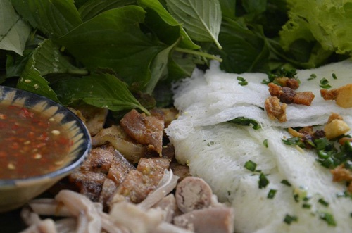 Bánh hỏi lòng heo: mình thấy có phèo, tai heo, gan, lưỡi. Lòng thì luộc mềm và ngọt
