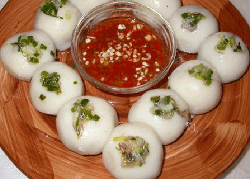 Bánh ít được hấp chín, thường ăn không với nước chấm hoặc ăn kèm với bánh ram. Ảnh: K.H.