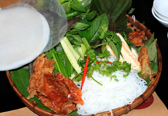 Ăn kèm là bánh tráng, các loại rau, bún tươi và bánh tráng chiên giòn.