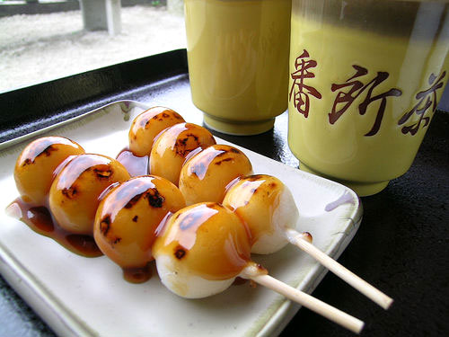 Ở Nhật, phổ biến nhất là loại bánh trôi xiên nướng có tên Mitarashi Dango.