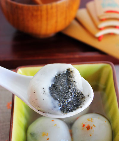 Bánh trôi nhân vừng đen ăn bùi bùi, người miền Trung và miền Nam rất thích.
