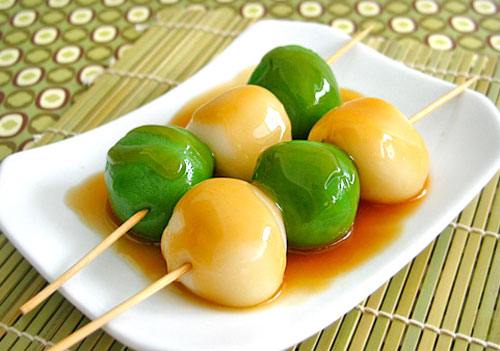 Ngoài nhân bột gạo thông thường, Mitarashi Dango còn được làm từ bột trà xanh. Sau khi nướng hoặc luộc, người ta bày bánh ra đĩa và rưới lên một lớp nước sốt nấu từ đường, xì dầu và rượu.