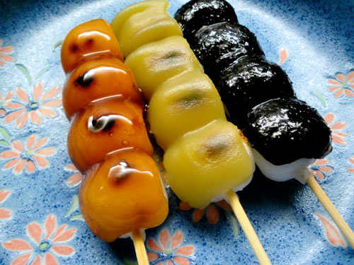 Hoặc phủ lên bánh lớp áo đậu xanh, vừng đen xay nhuyễn tùy thích.