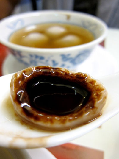 Bánh trôi nhân chocolate cho tín đồ của thứ đồ ăn vừa ngọt vừa đăng đắng tuyệt hảo.