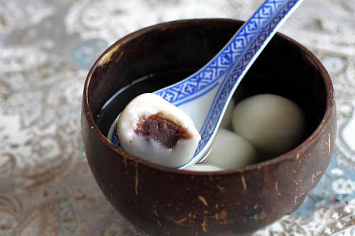 Tại đất nước Trung Quốc, bánh trôi được làm gần giống với Việt Nam, bánh nhân đậu xanh và nhân đậu đỏ là hai loại được ưa chuộng nhất.