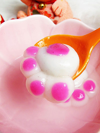 Phức tạp nhất là khâu vê bột để nặn nhưng chịu khó một chút là bạn sẽ có món bánh trôi tàu hình chân mèo ngộ nghĩnh.