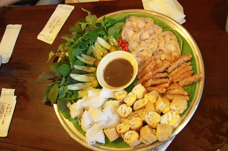 Mâm bún đậu thật thơm ngon, đặc trưng của Khu Kim Liên là da heo cuộn thịt vai, cột lại rồi đem luộc, không quá nhiều mỡ, ăn giòn ngon, không bị ngán. 