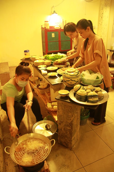 Cô chủ quán tận tâm chiên những miếng đậu sao cho đạt "chuẩn"