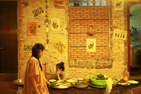 Vừa nấu vừa tất bật nghe điện thoại đặt chỗ