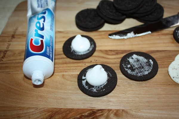 Oreo nhân kem đánh răng là món ăn được ưa chuộng ngày "Nói dối".
