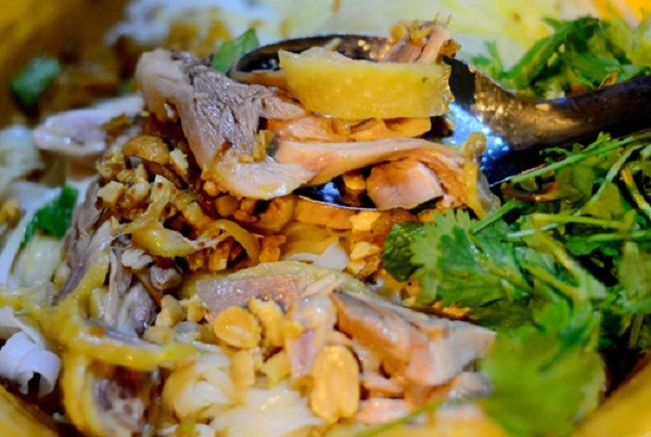 Phở gà trộn ngõ Hàng Chỉ.
