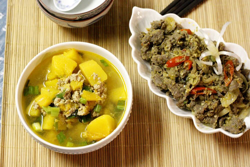 Canh bí đỏ và thịt bò xào sả