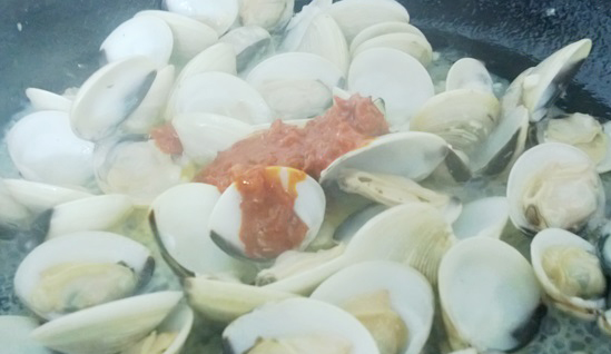 Cuối cùng là cho thêm hành lá vào, đảo đều rồi tắt bếp.