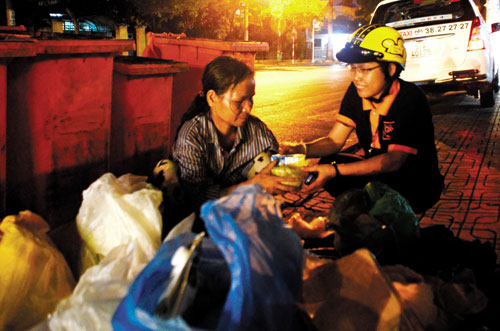 Cháo còn nóng, dì ăn kẻo nguội!