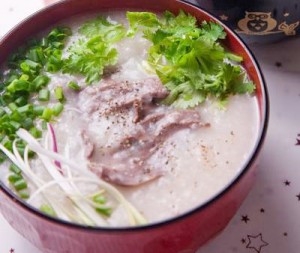 Cháo khổ qua, tim lợn thanh nhiệt tiêu độc, bổ tâm thích hợp với người bị mề đay hay tái phát.