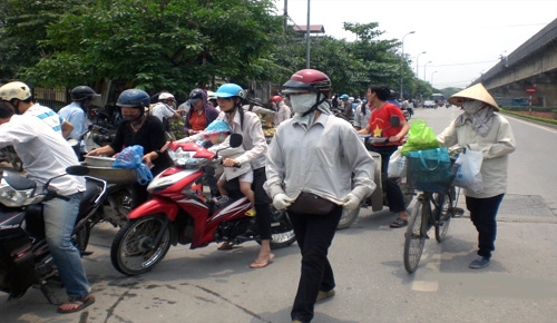 Đông khách mua hàng tại chợ, lòng đường bị chiếm dụng nghiêm trọng.
