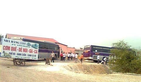 Xe du lịch “tấp” vào cho khách ăn phở.