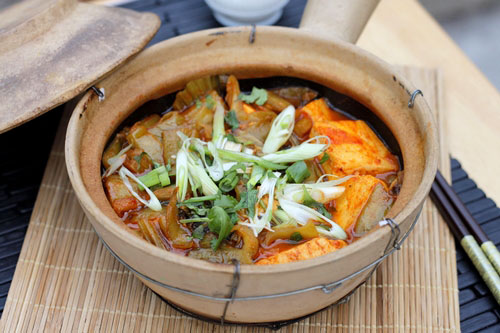 Chua cay đậu phụ om dưa cải chua