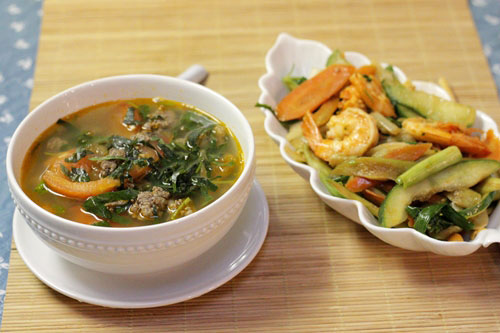 Cơm tối ngon với canh thịt bò nấu lá lốt và tôm xào