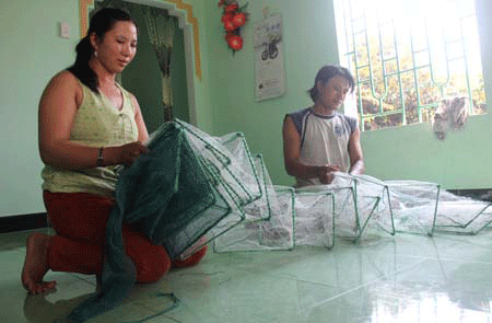Cua Huỳnh đế có thể đánh bắt bằng lưới giã cào, nhưng để có được những chú cua "vua" chất lượng cao thì phải dùng một dụng cụ gọi là rập. 
