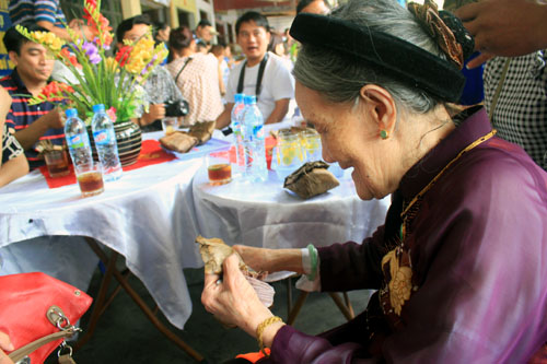 Cụ Bùi Thị Tới giới thiệu cách làm bánh truyền thống.