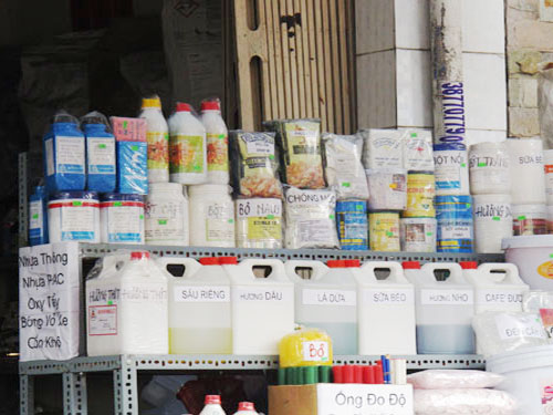 Vô số các loại bột, hương liệu hóa chất nguồn gốc không rõ ràng được bày bán ở chợ Kim Biên - Ảnh: Độc Lập