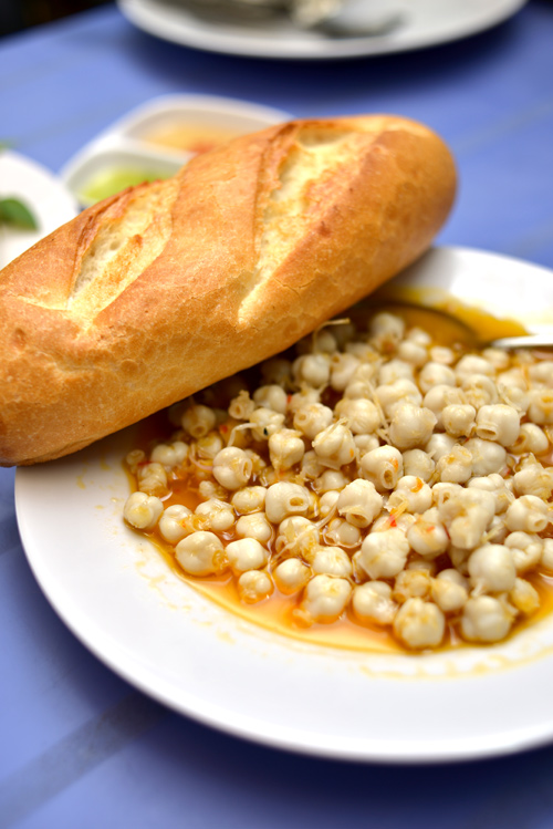 Đến ốc Ken Sài Gòn ăn răng mực xào bơ chấm bánh mì 