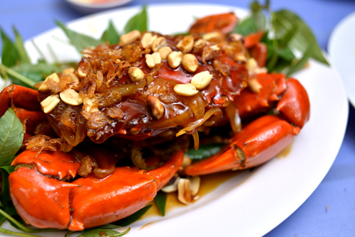 Cua Cà Mau rang me có giá 90.000 đồng/con, được anh chủ quán khẳng định là rất rẻ so với ở Hà Nội, và bảo đảm với khách: "nếu cua óp đền con mới luôn!