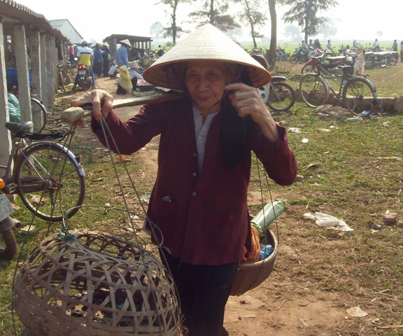 Chưa đến 10h bà con đi chợ phiên đã gồng gánh ra về.