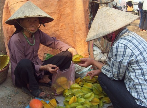 Chỉ có quả gấc kèm theo ít khế ngọt là có thể đến chợ phiên Thanh Nhàn.