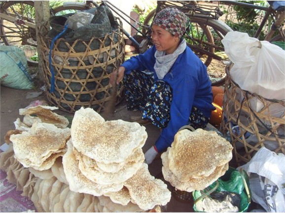 Bánh đa vừng nóng hổi được quạt ngay tại chợ.