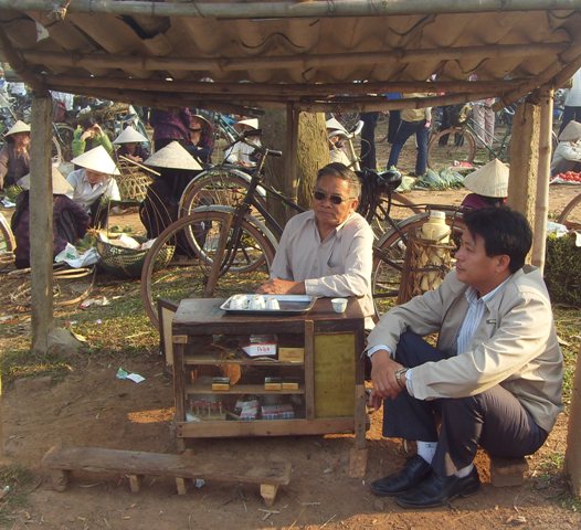 Quán nước của ông già Nga, người gắn bó 50 năm với chợ phiên Thanh Nhàn.