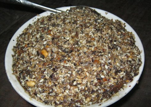 Trứng kiến được trộn với thịt bằm, lạc rang, vừng... để làm nhân bánh. Ảnh: T.T.