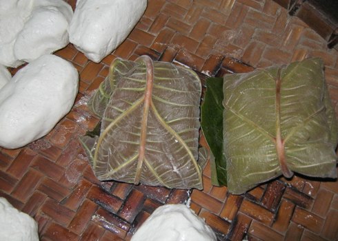 Bánh được làm bằng bột nếp, gói trong lá vả và đem hấp chín. Ảnh: T.T.