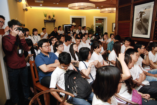 Nhiều bạn trẻ đến từ rất sớm trong buổi hội thảo về Ẩm thực và Văn hóa “Ẩm thực 36 phố”