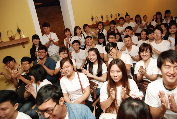 Các bạn trẻ hào hứng đặt các câu hỏi trong phần giao lưu của hội thảo