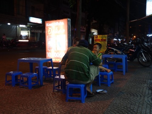 Một gia đình mải mê thưởng thức hương vị Kem nhãn