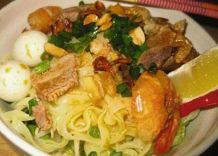 Sợi mì Quảng được làm bằng bột gạo, tráng lên và thái sợi to. Nước được tẩm ướp theo quy trình kỹ lưỡng sao cho vừa thơm vừa đậm đà. Tất cả chỉ có giá 40.000 đồng.