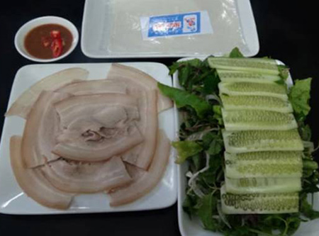 Bánh tráng cuốn thịt heo với nước chấm mắm nêm được mang từ Quảng Nam ra và được pha chế theo một quy trình đặc biệt.