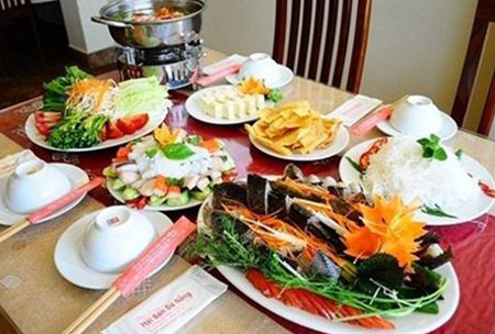 Đến Đà Nẵng quán - Muối ớt, bạn sẽ được thưởng thức những đặc sản khác như lẩu hải sản, lẩu Cá Cu (đặc sản Hội An), cháo nghêu, cháo hải sản...
