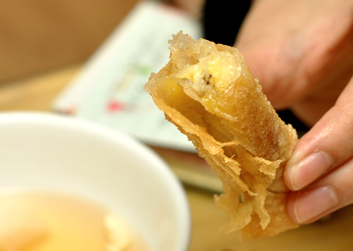 Món nem chuối tráng miệng rất ngon có giá 3.000 đồng.