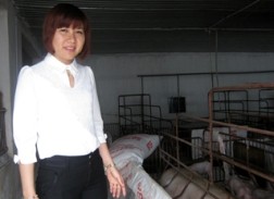 Chị Hoa bên trang trại nuôi lợn.