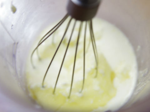 Chia đôi phần hỗn hợp creamcheese này ra. Đổ một phần vào nửa khuôn. Cho bánh vào tủ lạnh 5 phút.