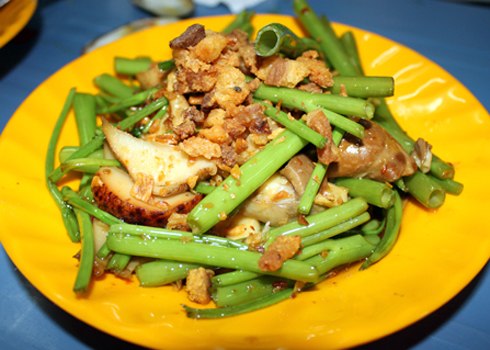 Ốc khế xào rau muống.