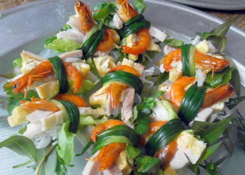 Món cuốn Thủy Nguyên được chế biến cầu kỳ, hấp dẫn với nhiều màu sắc đẹp mắt. Ảnh: P.N.