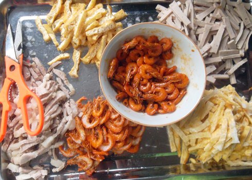 Các nguyên liệu để làm món cuốn này đều được thái nhỏ. Ảnh: P.N.