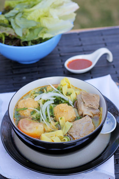Mỳ sườn non và chả cá