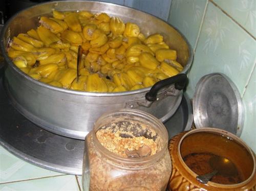 Đậu phộng rang, dầu phi - "phụ kiện" đi kèm mít hông - Ảnh: Hương Cát